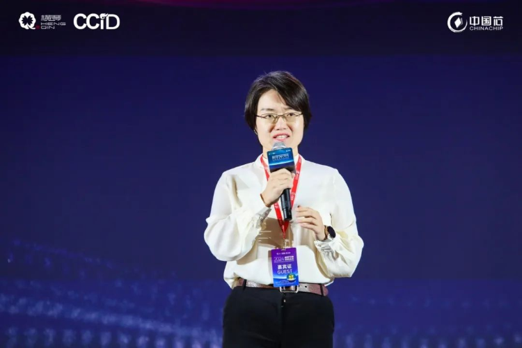 衣着蓝色衣服的男子在舞台上

中度可信度形貌已自动天生