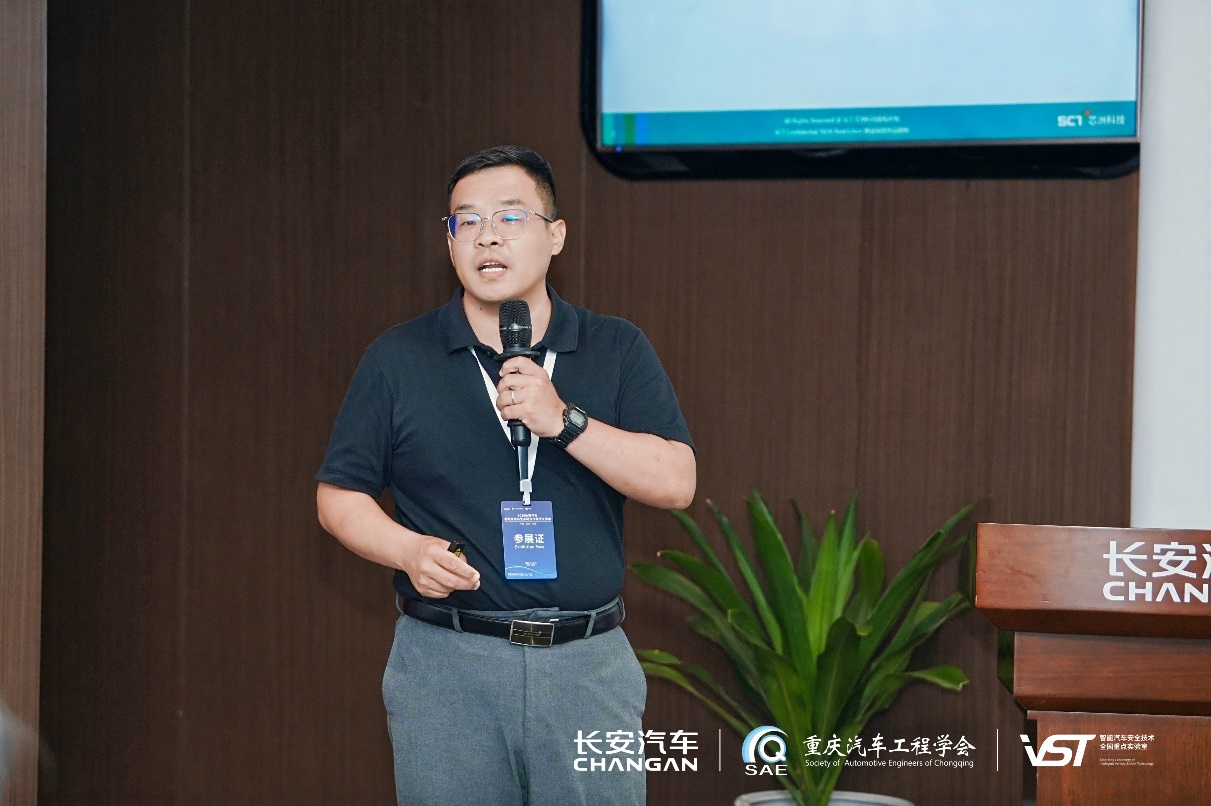 戴帽子的人在电视前AI 天生的内容可能不准确。。