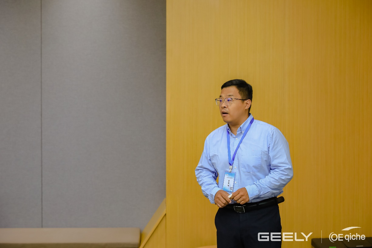 男子站在房间里AI 天生的内容可能不准确。。